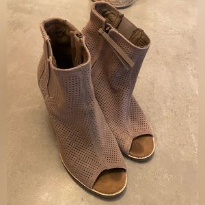 TOMS open toe ankle booties. Great condition and so comfy. Size 7